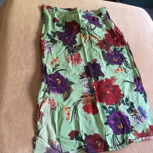 H&M green floral skirt w/side zip